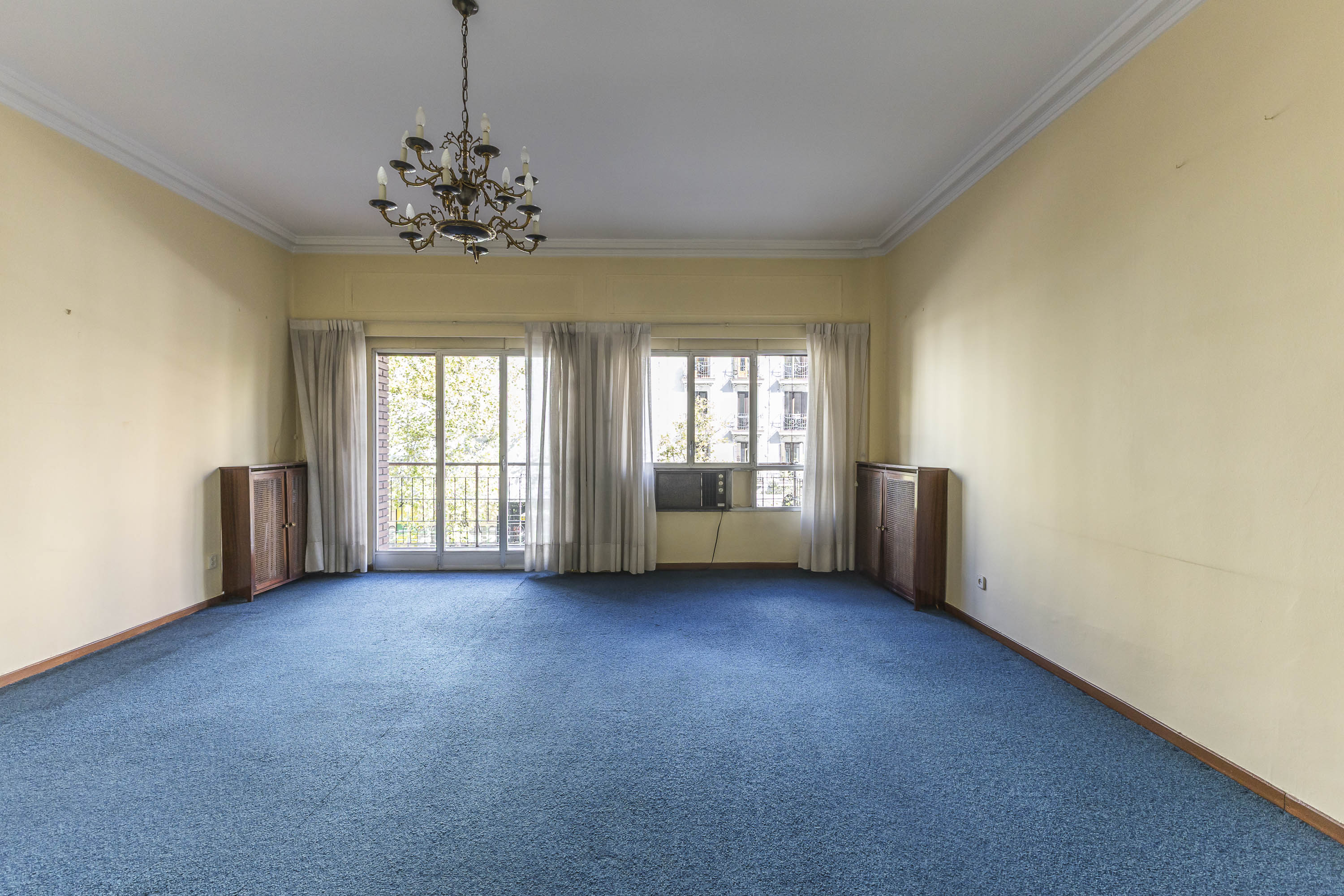 Magnificent apartment in a corner building in Almagro: the perfect canvas for your new home