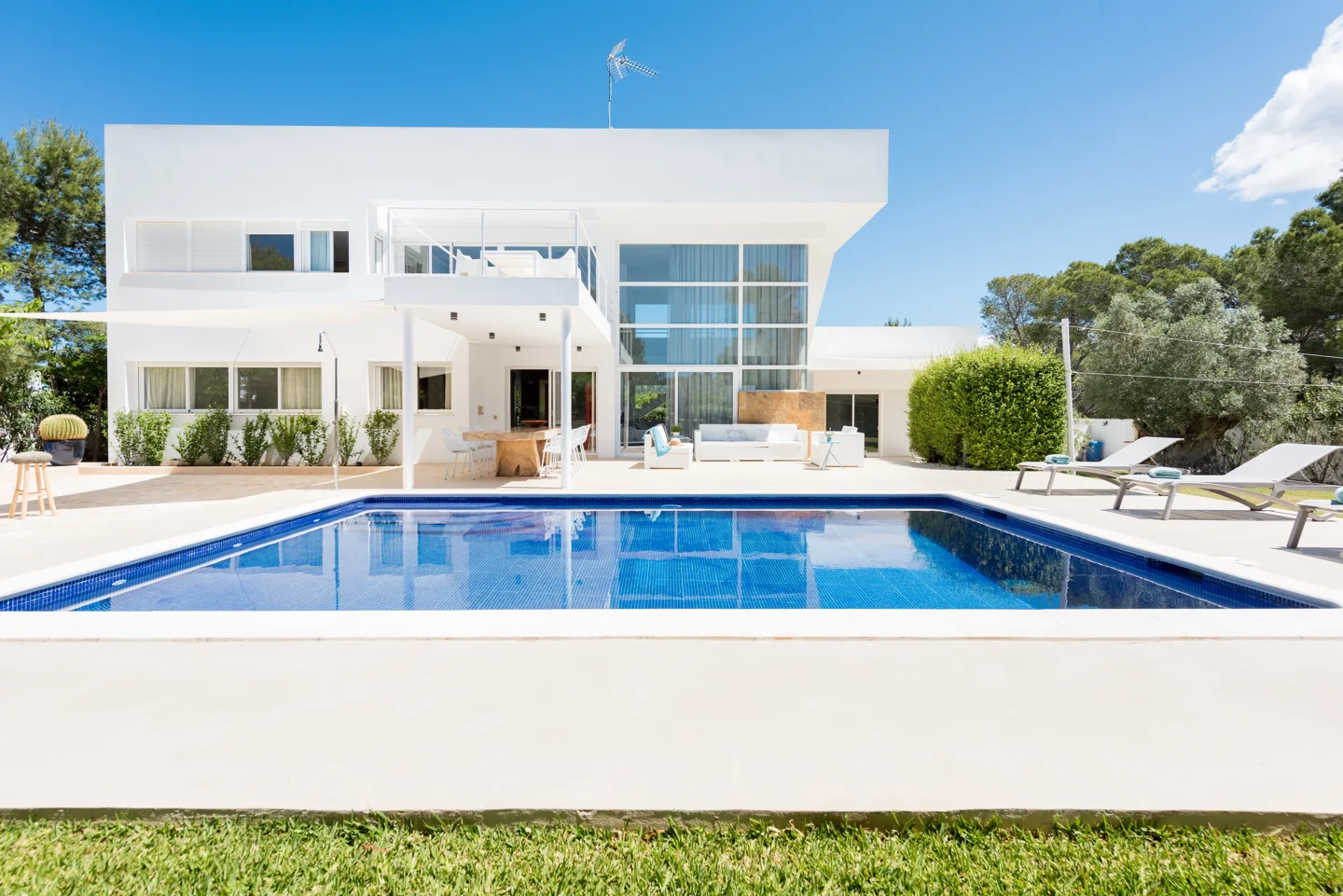 Modern mansion with rental licence