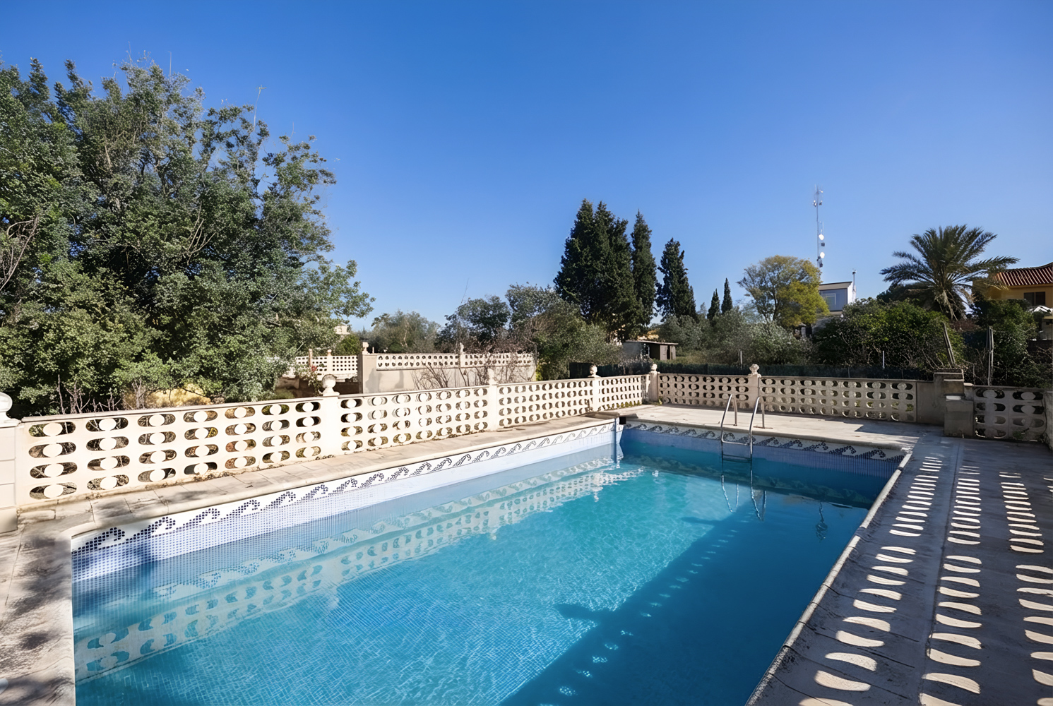 ¡Chalet independiente a la venta a 9 minutos del centro urbano de La Pobla de Vallbona!