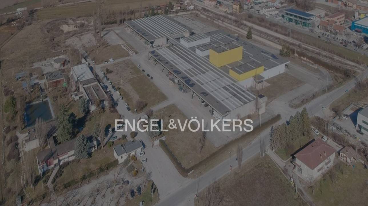 Capannone Industriale in Affitto a L'Aquila, Abruzzo, Italia