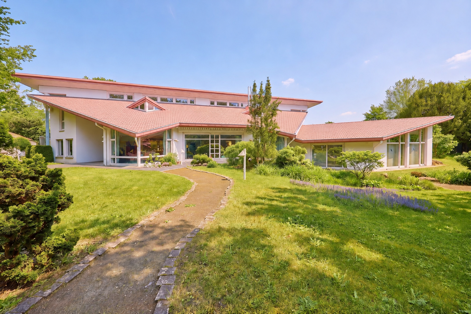 Exklusives Anwesen mit außergewöhnlicher Architektur, parkähnlichem Grundstück und besonderer Privatsphäre!