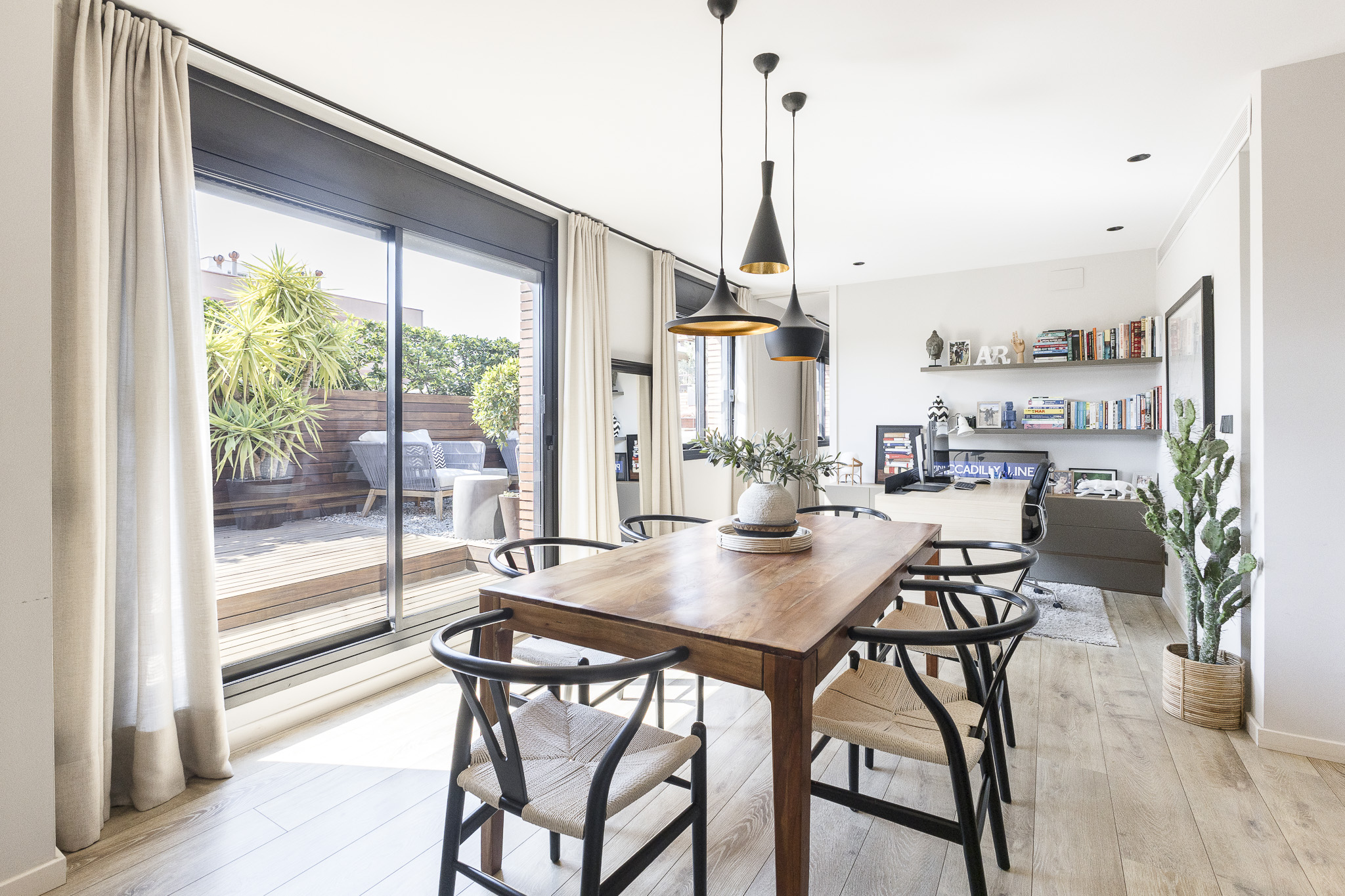 Renovated penthouse with a spectacular terrace in Eixample