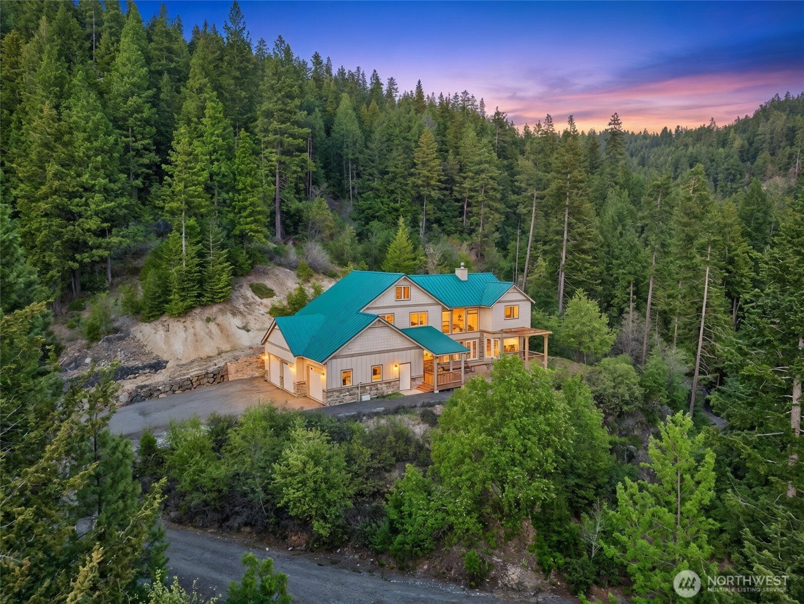 Beautifully Maintained Ronald WA Retreat