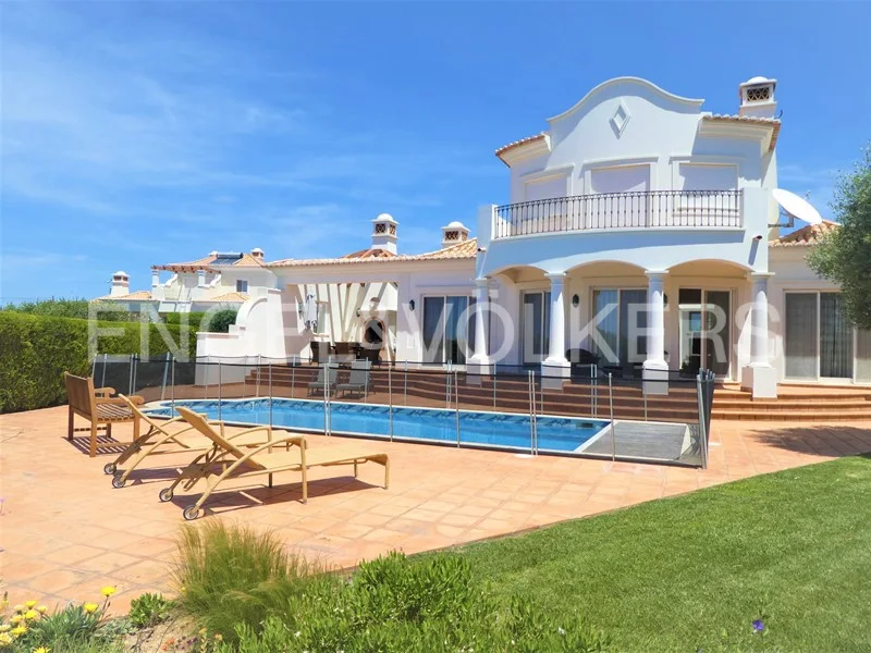 WALKING DISTANCE TO THE BEACH WITH SEA VIEW