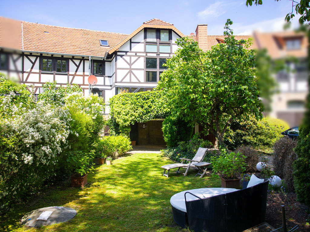 Stilvolles Wohnen im historischen Gutshof – Besonderes Reihenmittelhaus mit Galeriecharakter