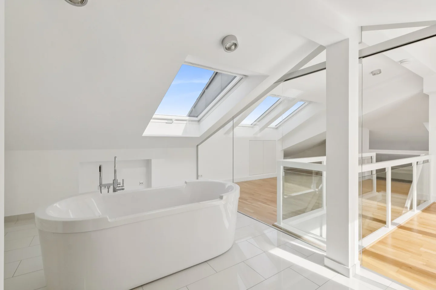 Altbaujuwel mit Skylineblick und Balkon im Frankfurter Westend - Foto 5