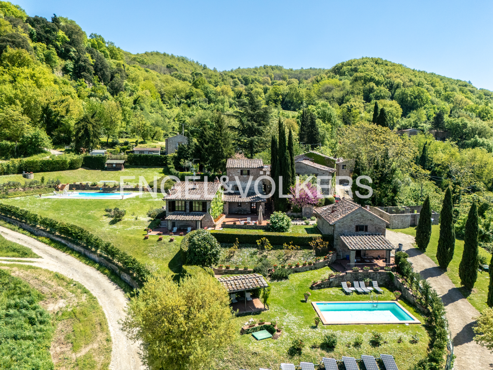 Magnificent real estate complex with three units and two pools