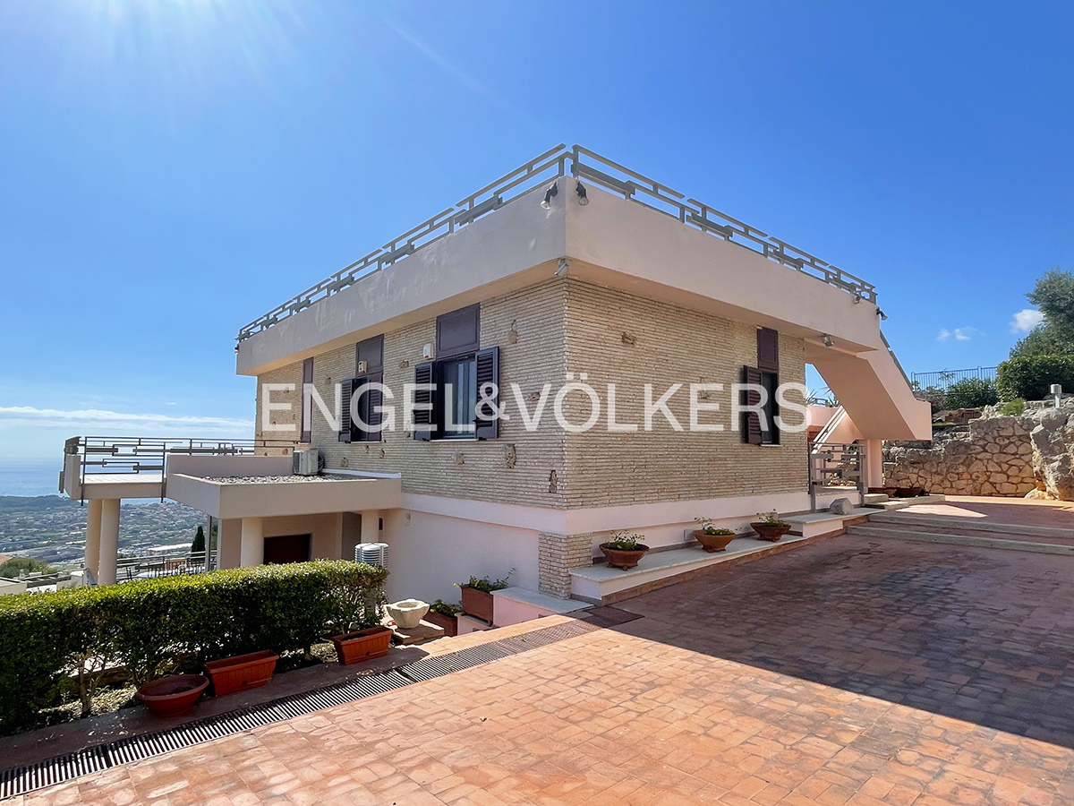 Designer panoramic villa with guesthouse and unrivaled views over the Gulf of Gaeta