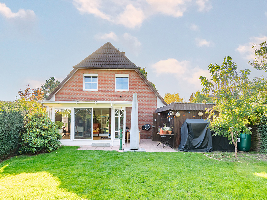 Modernisiertes Familiendomizil mit großem Garten und Carport in zentraler Lage von Maschen-Dorf!