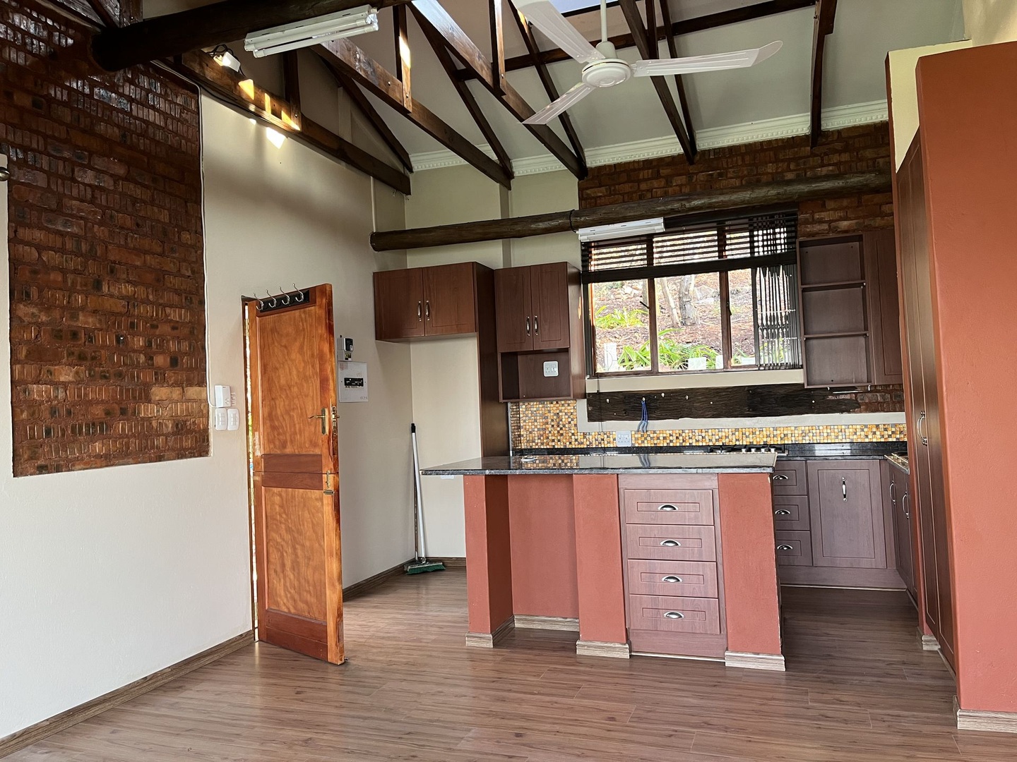 Cottage with beautiful finishes & views!