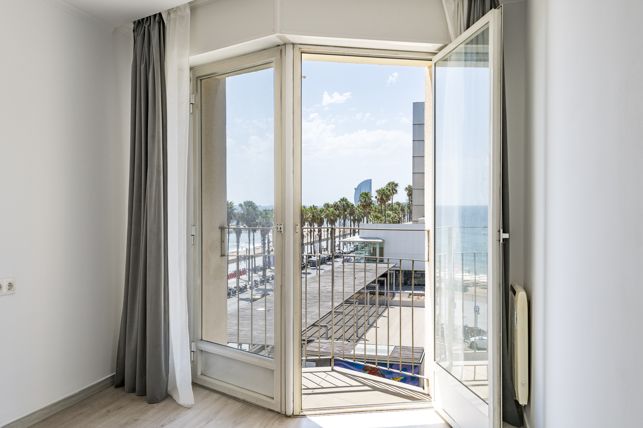 Fantastic renovated apartment on the seafront