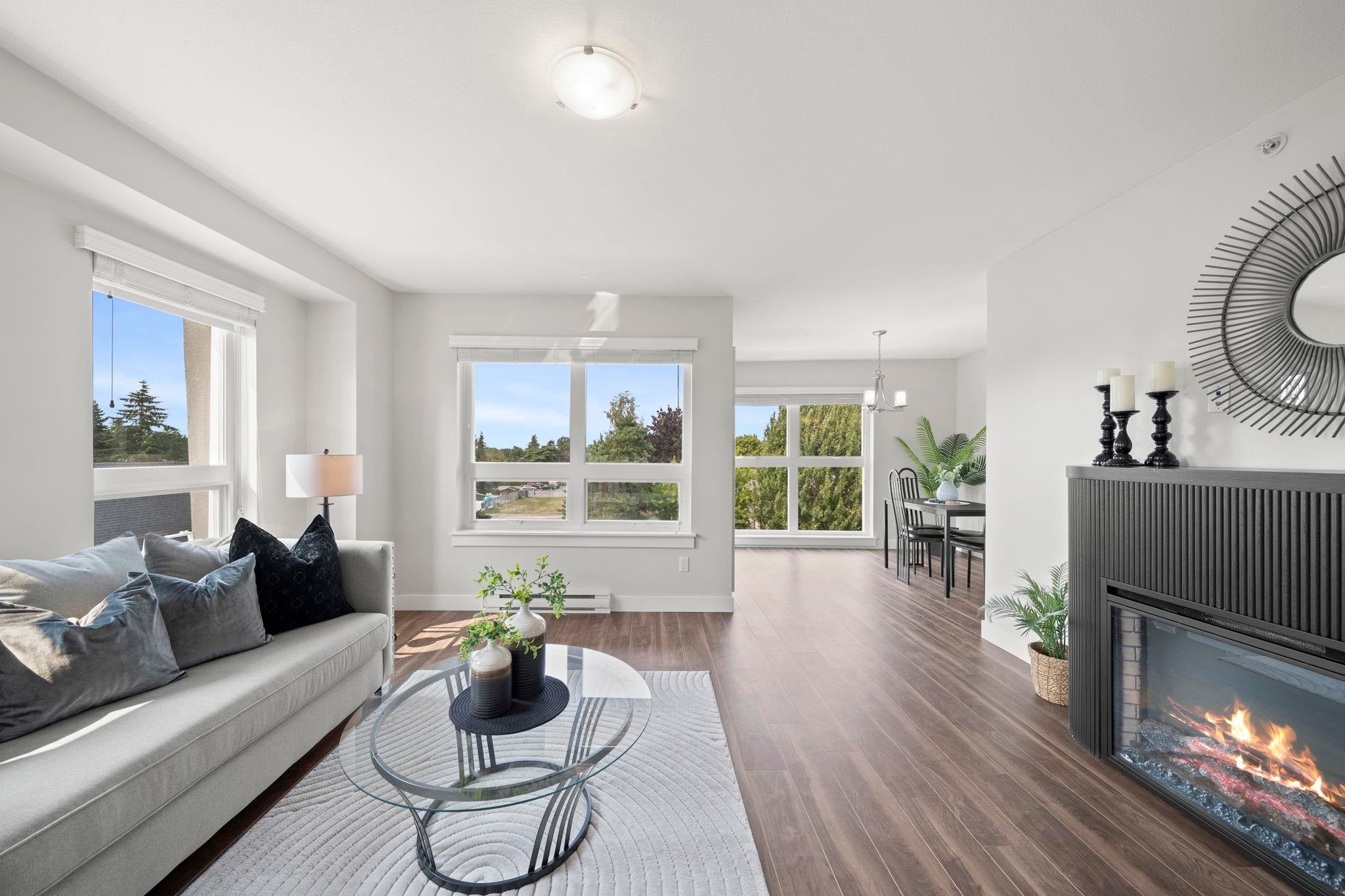 Bright Top Floor Living At The Pointe!