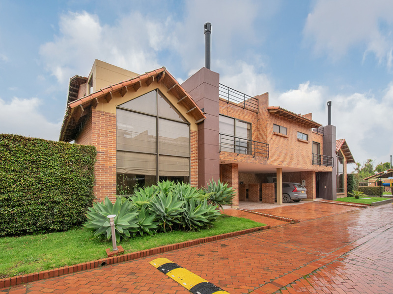 Se vende amplia casa campestre en Chía