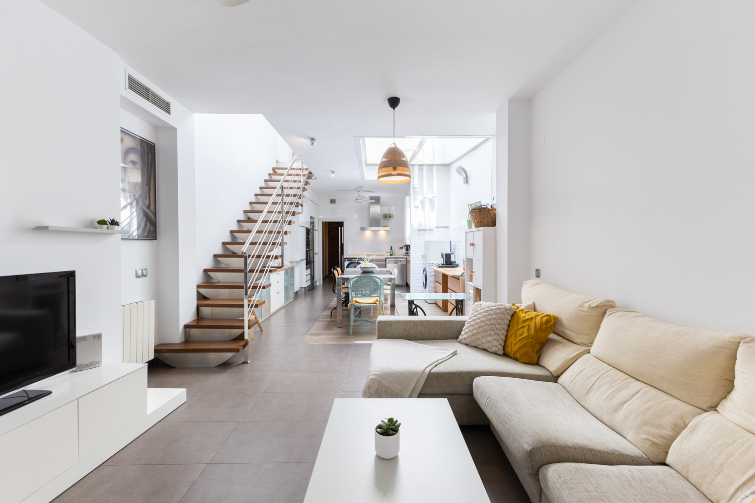 Spacious 4-bedroom home with terrace – Available from August for LONG-TERM RENTAL