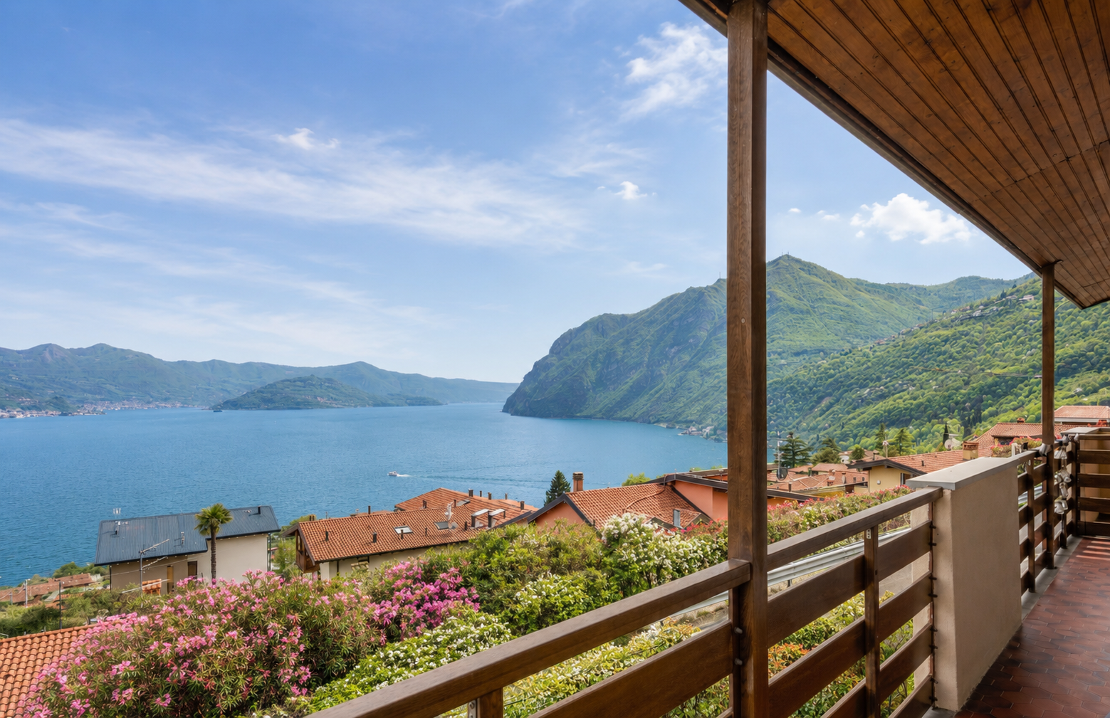 Elegante 3-Zimmer-Wohnung mit Garten und Seeblick in Riva di Solto