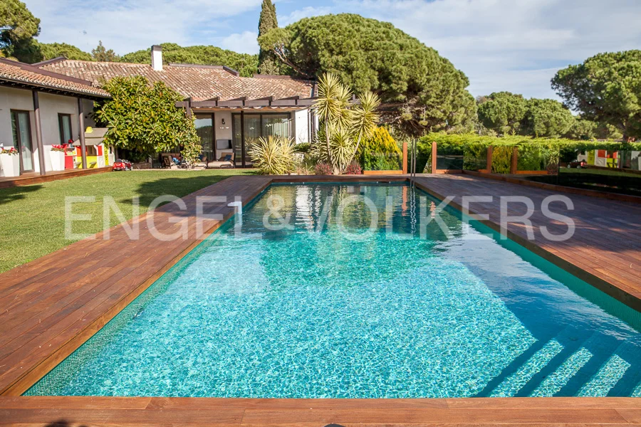 Exceptional villa with a spacious flat plot