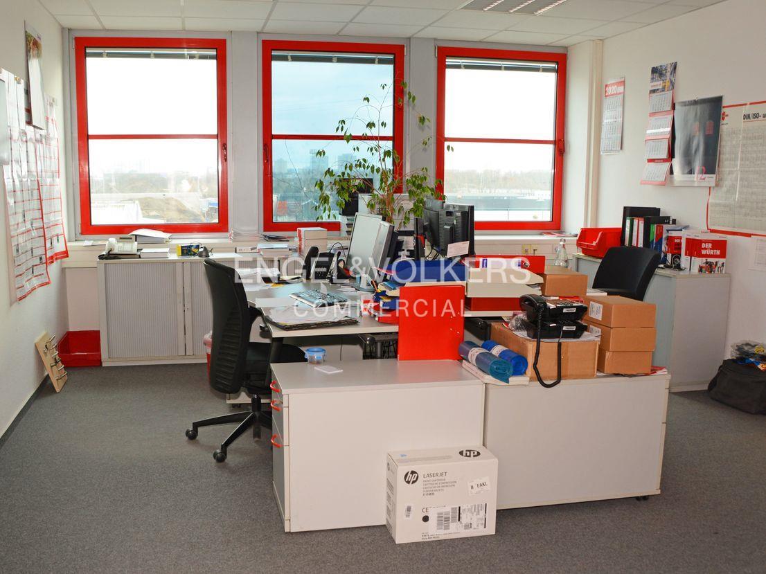 Helles, effizientes Büro mit Balkon