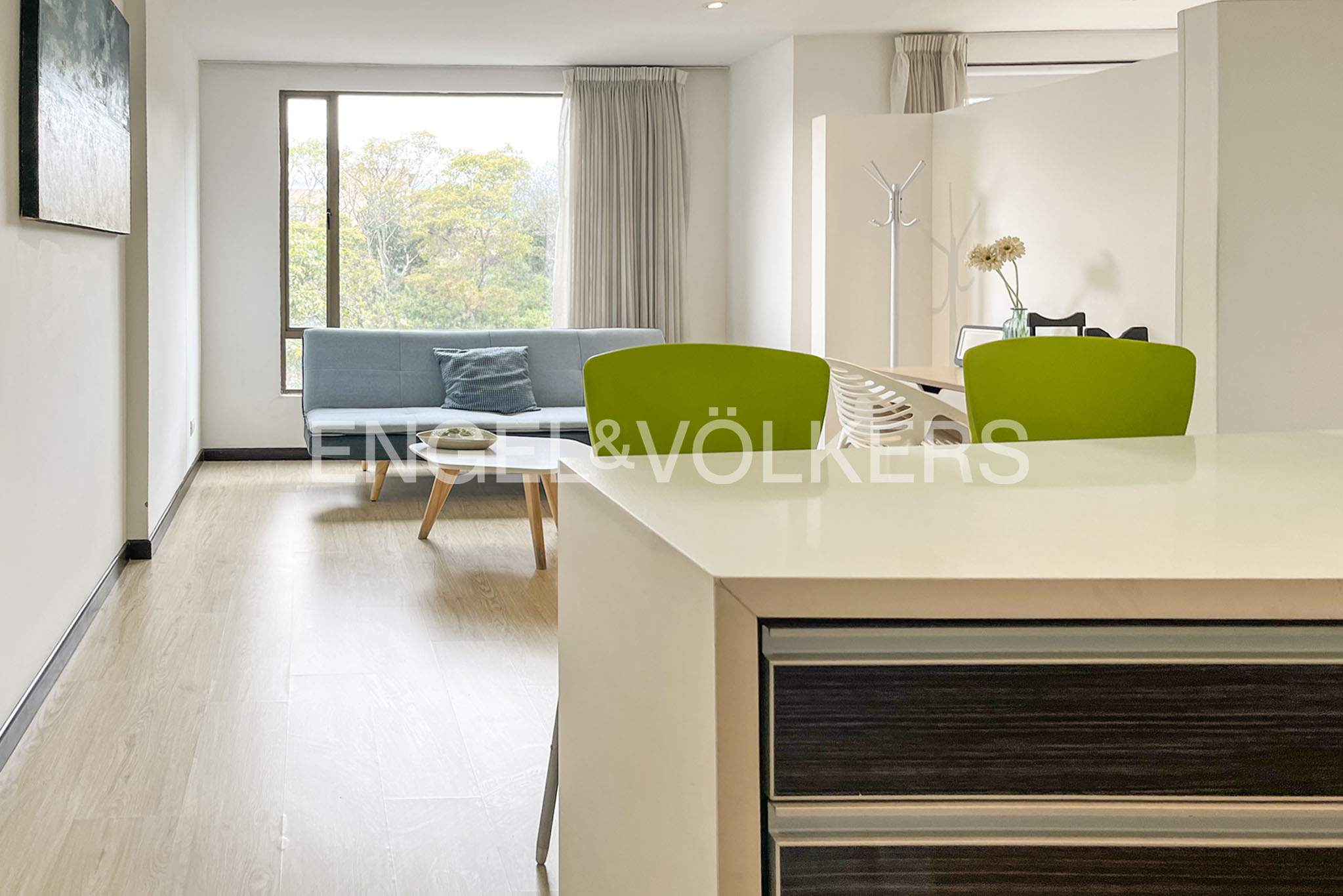 Iluminado apartamento con balcón para arriendo en Santa Paula
