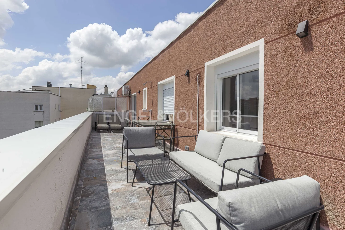 Wonderful renovated penthouse with terrace in Santa Susana.
