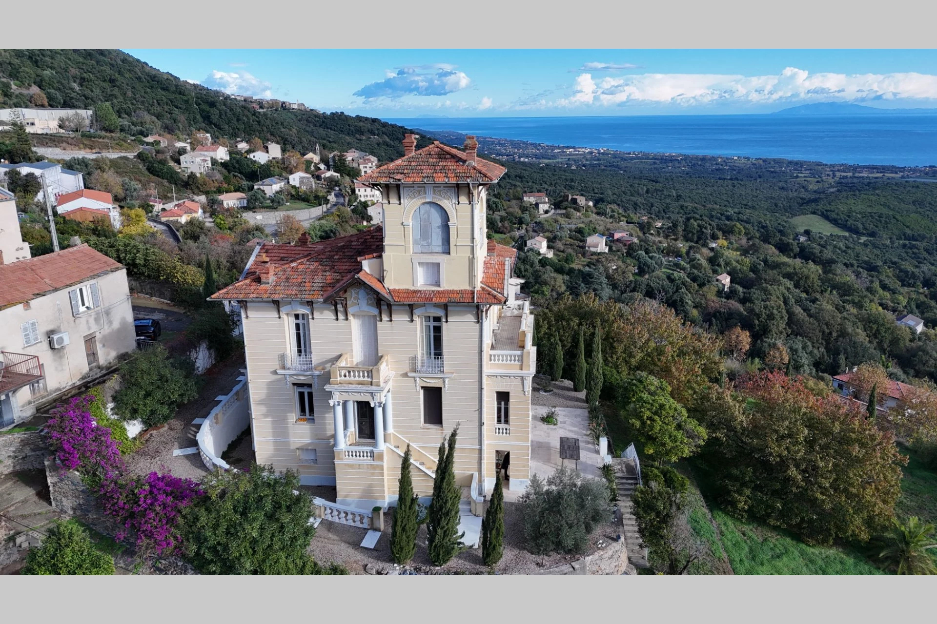 Demeure de caractère dominant la mer – Une adresse confidentielle au cœur de la Corse