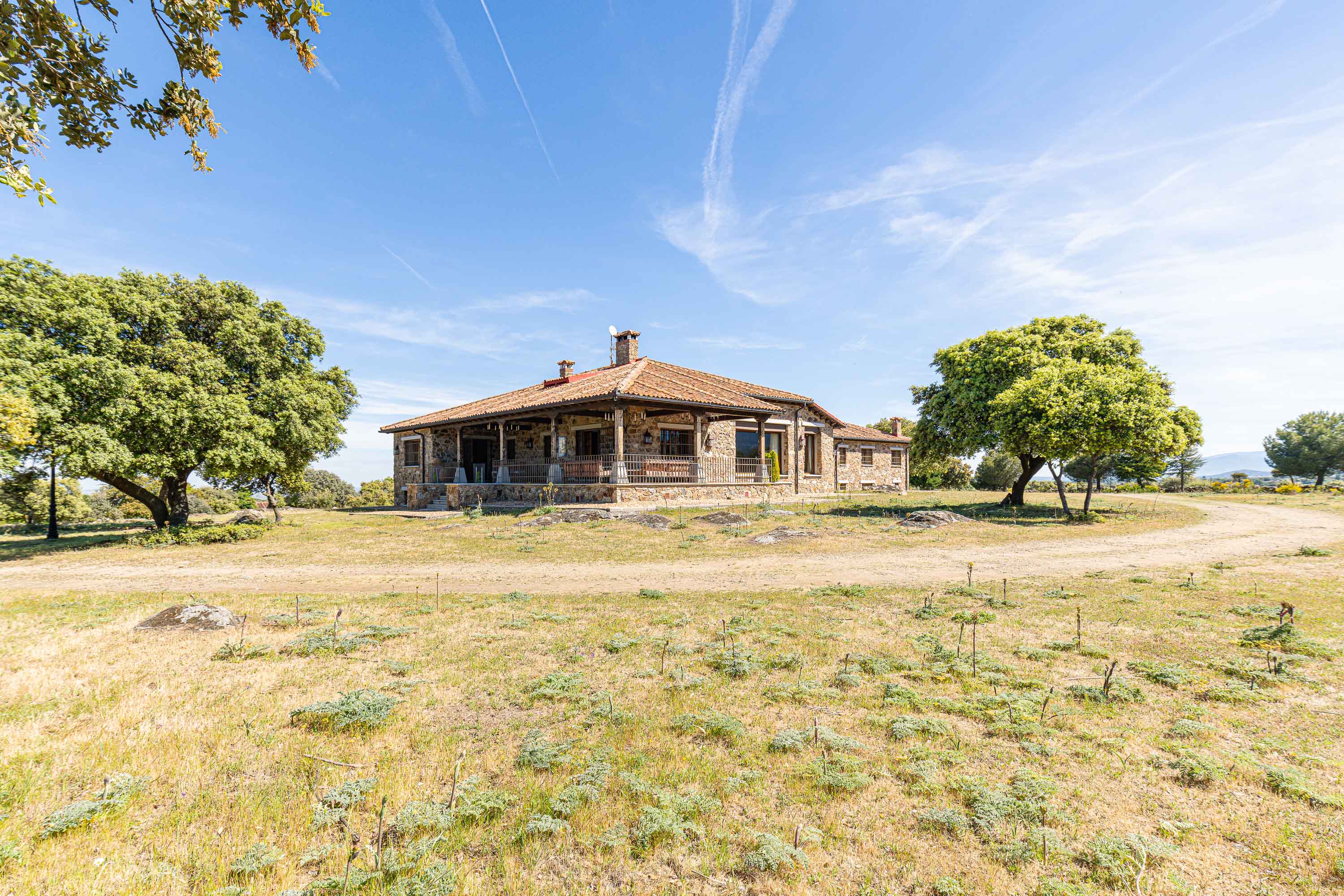 Exclusive equestrian estate with a stately residence in a privileged natural setting.