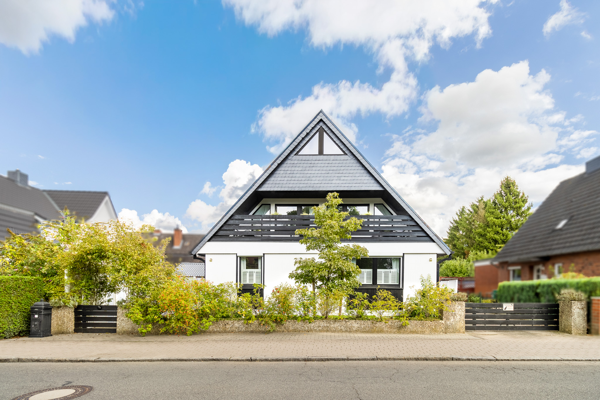 Strandhaus-Flair am Eutiner See: Exklusives Wohndomizil mit feinem Maritim-Look, Einliegerwohnung und Urlaubsgefühl fürs ganze Jahr [AI-modified]