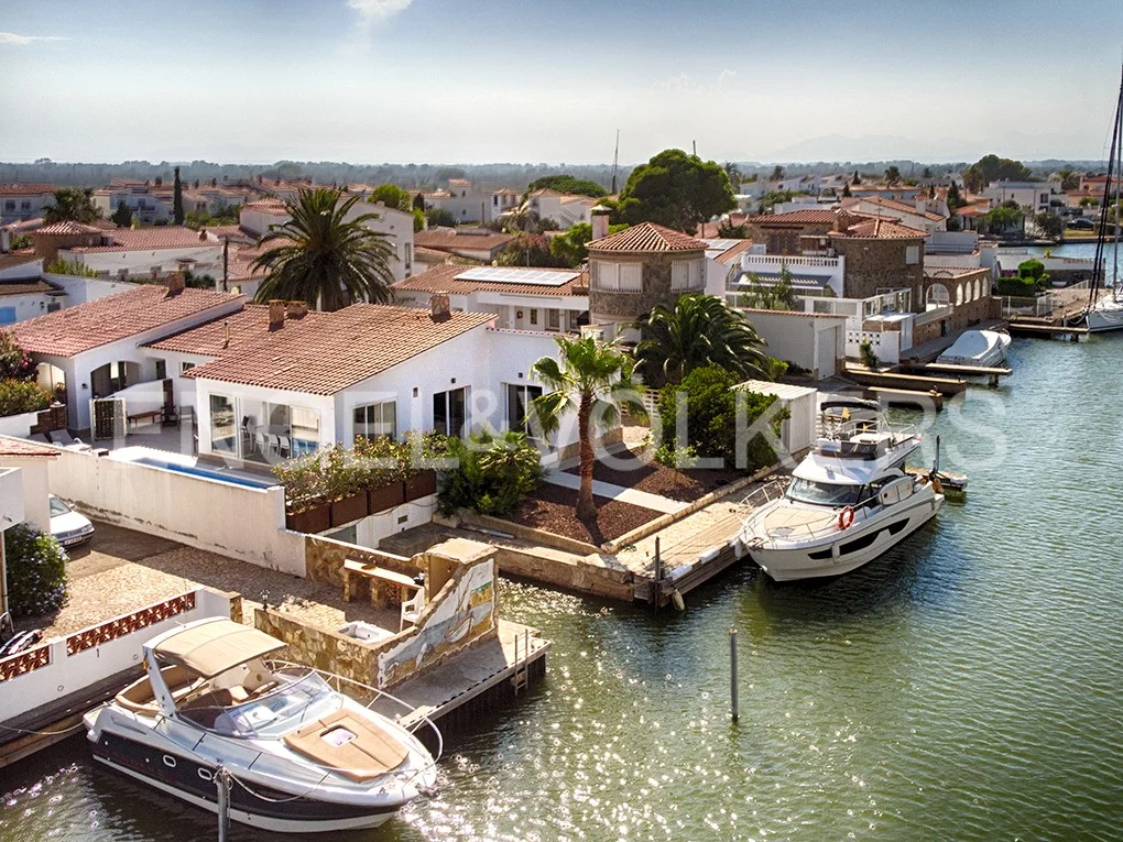 2 renovated houses with mooring of 24 meters in Roses