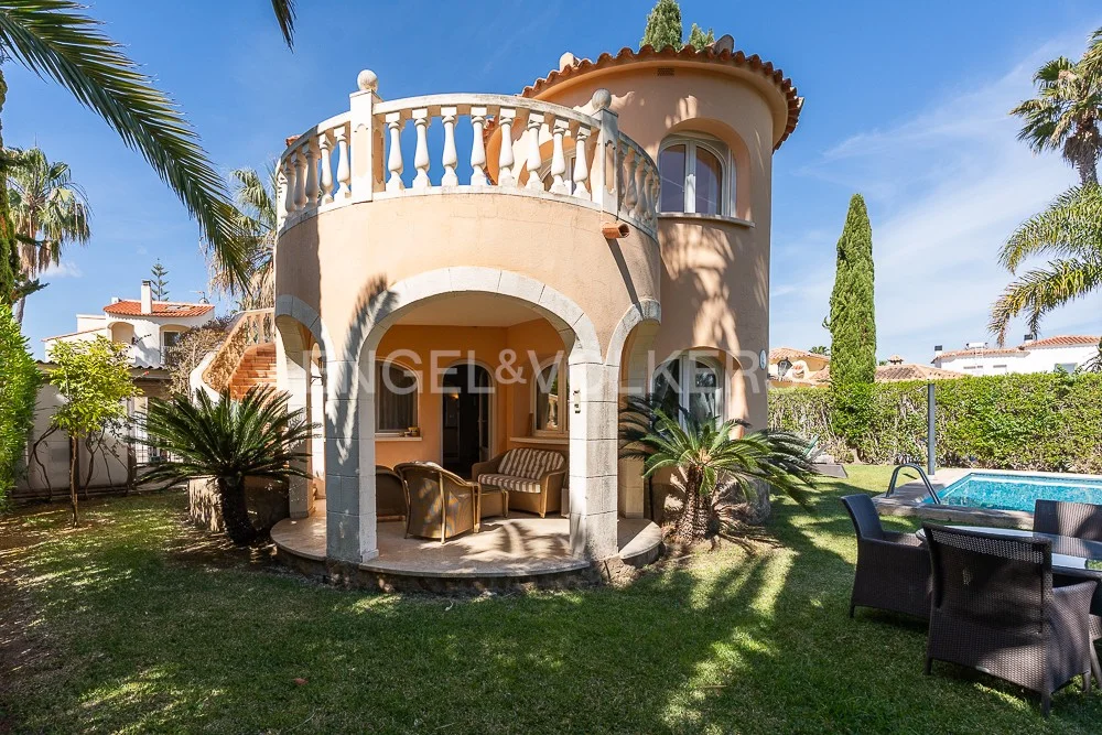 Elegant villa in front line golf in Oliva