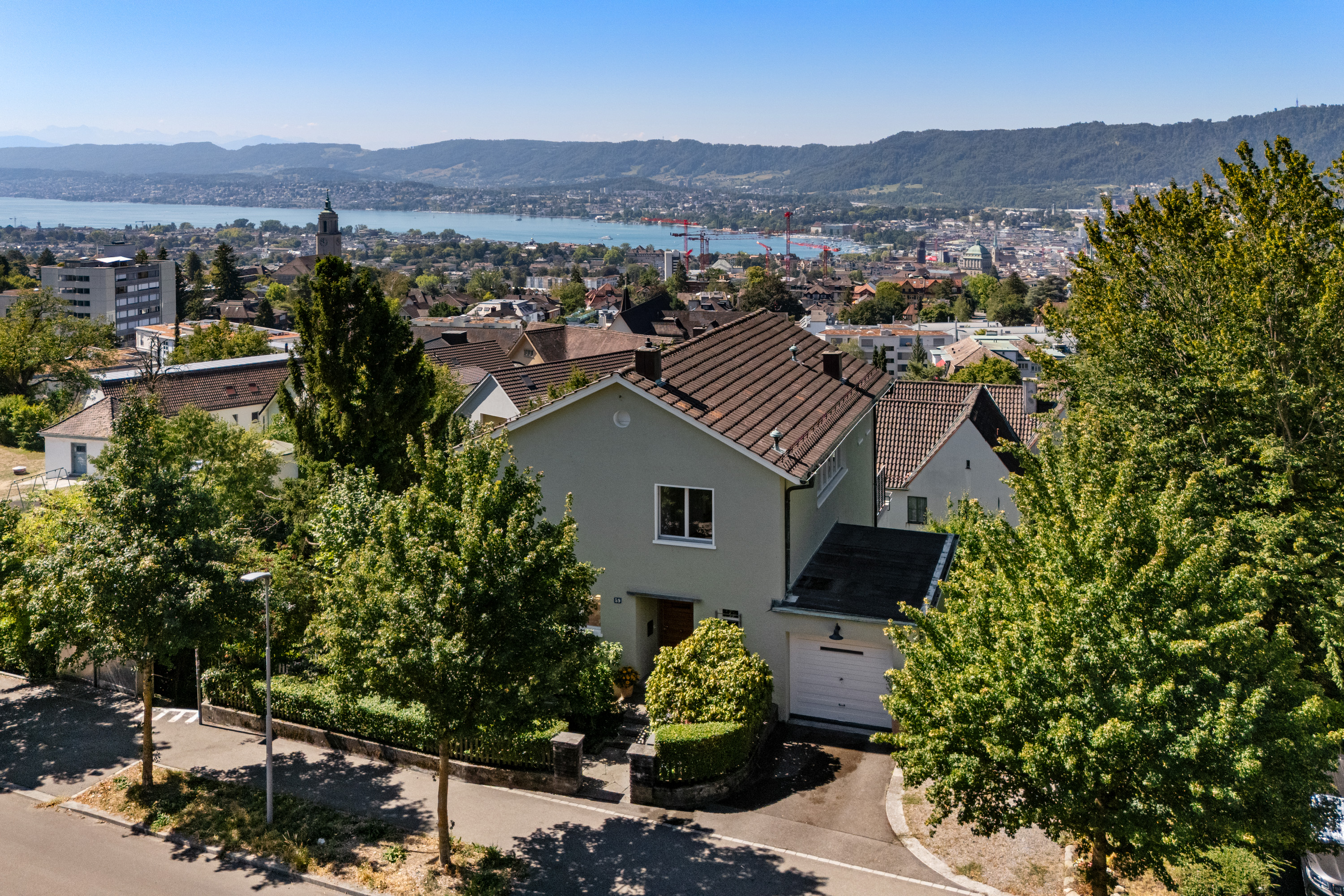 Detached single-family home with panoramic views