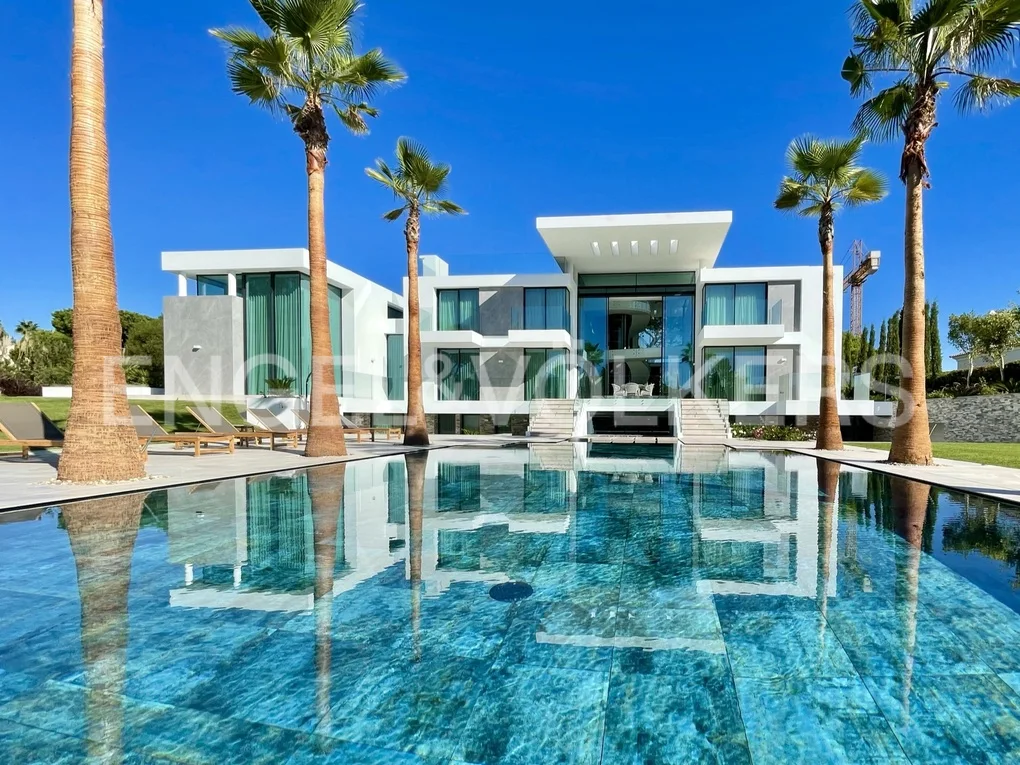Stunning Contemporary 7 Bedroom Villa Close to Beach and Golf Course
