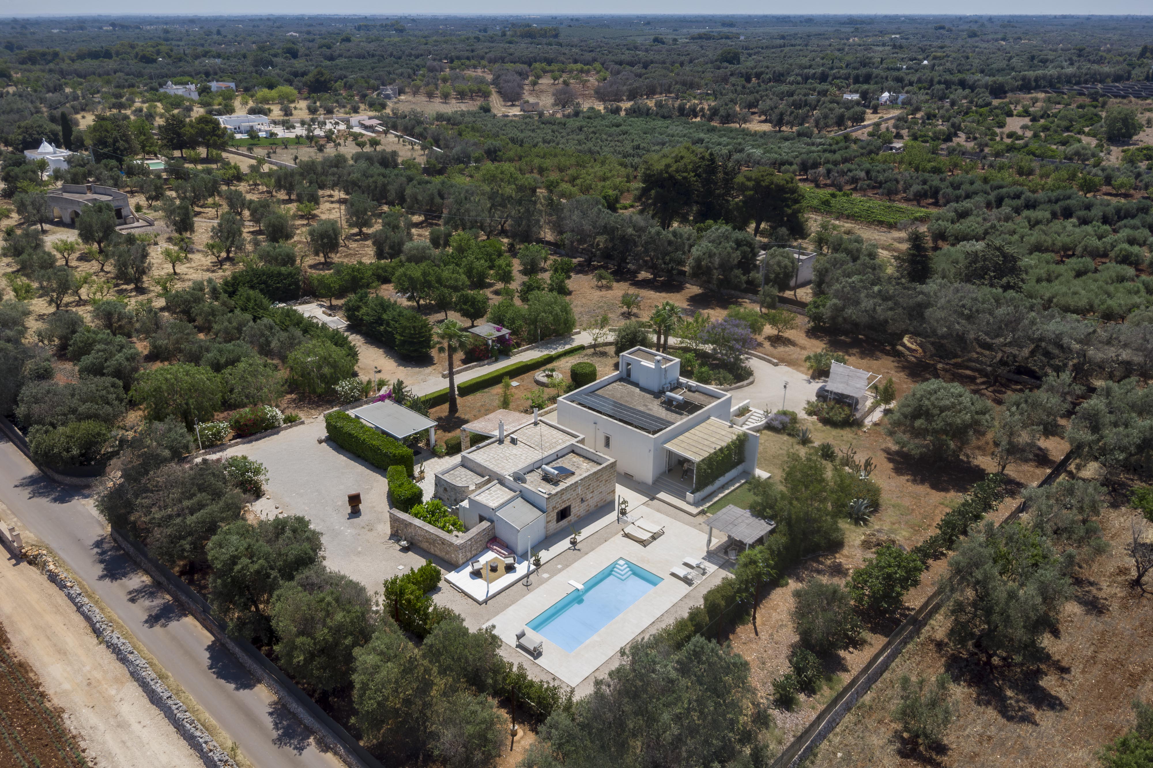 Modern villa and stone lamia with pool in Ostuni