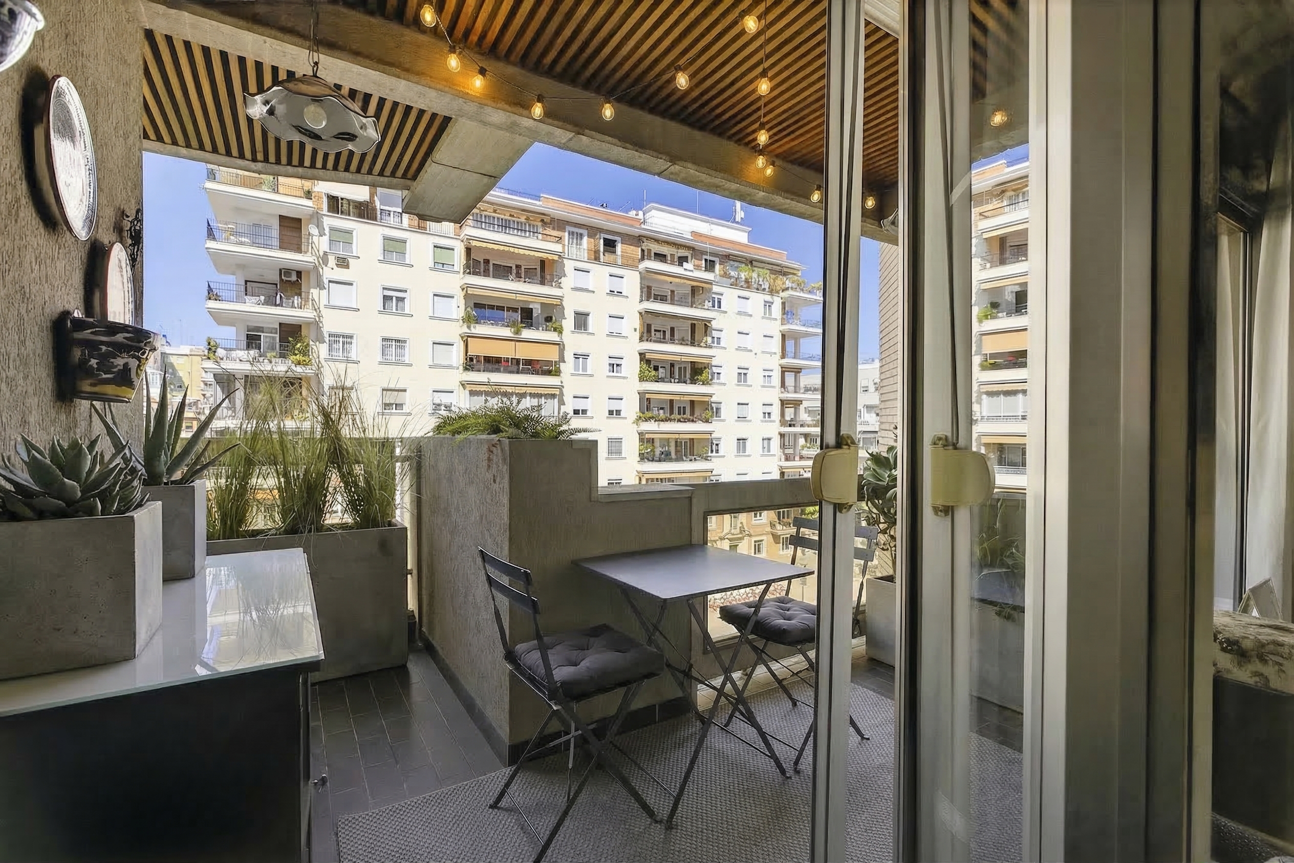 Spacious Stately Apartment with Balcony, garage and two entrances in Los Remedios [Editat amb IA]
