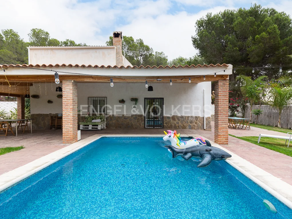 VILLA WITH LARGE PORCH AND SWIMMING POOL.