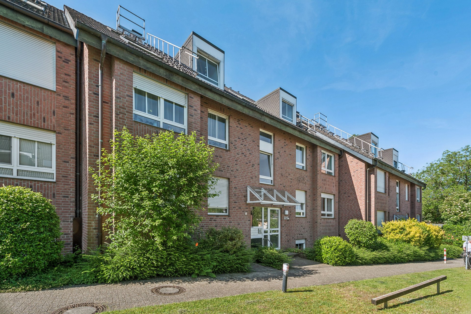 Lichtdurchflutete Maisonettewohnung mit Galerie, Loggia und Grünblick