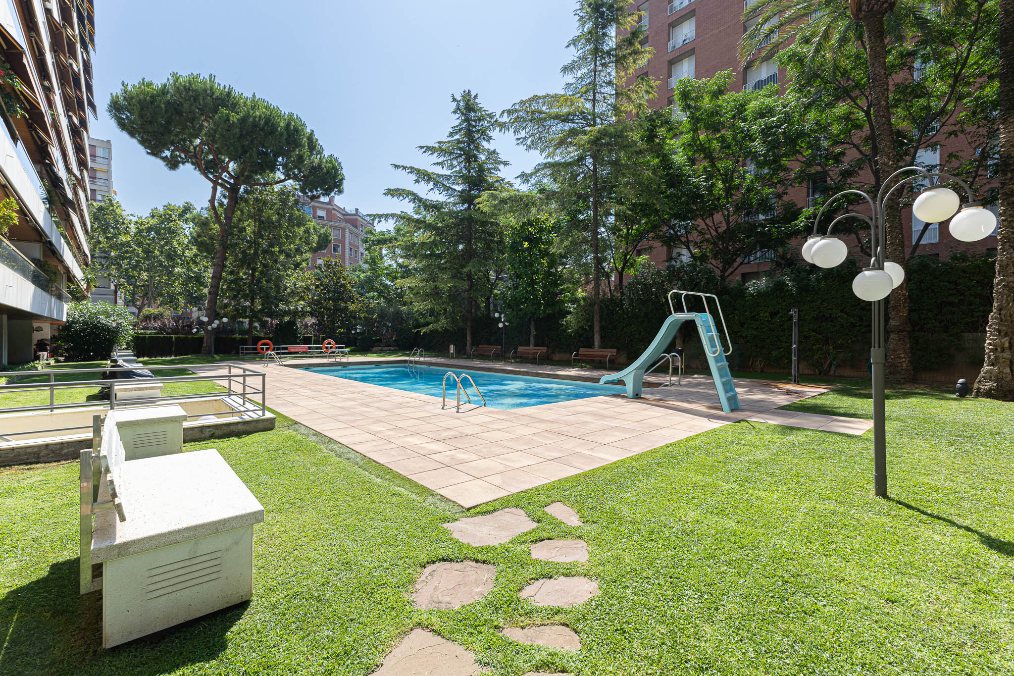 Lovely high-floor apartment with pool and parking.