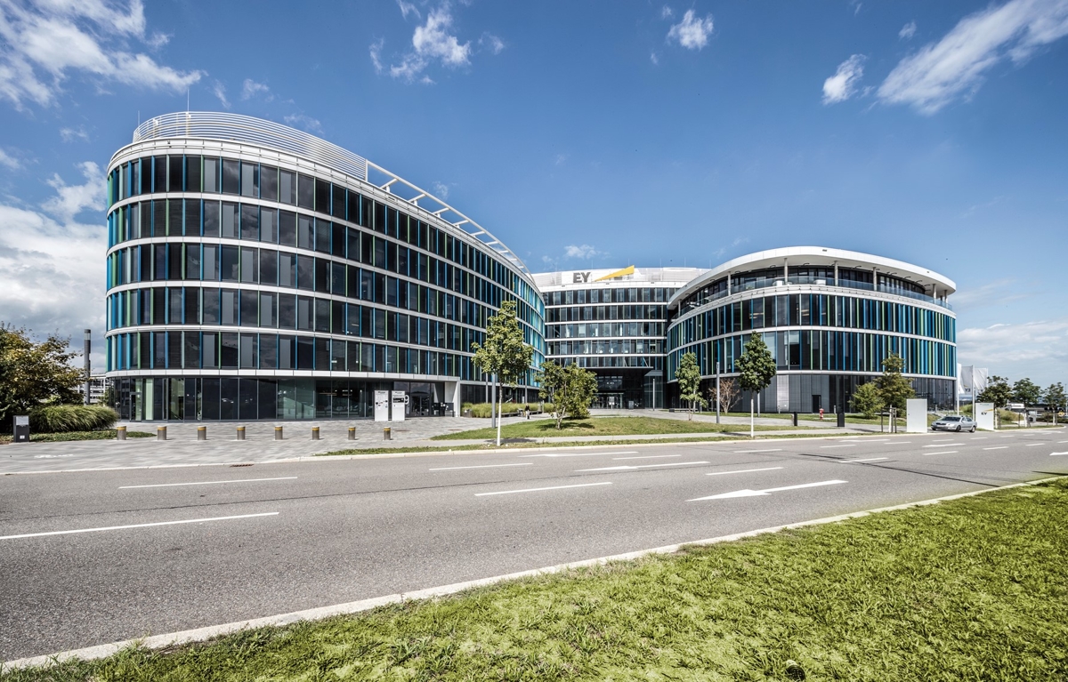 Modernes Geschäftsgebäude am Stuttgart Airport