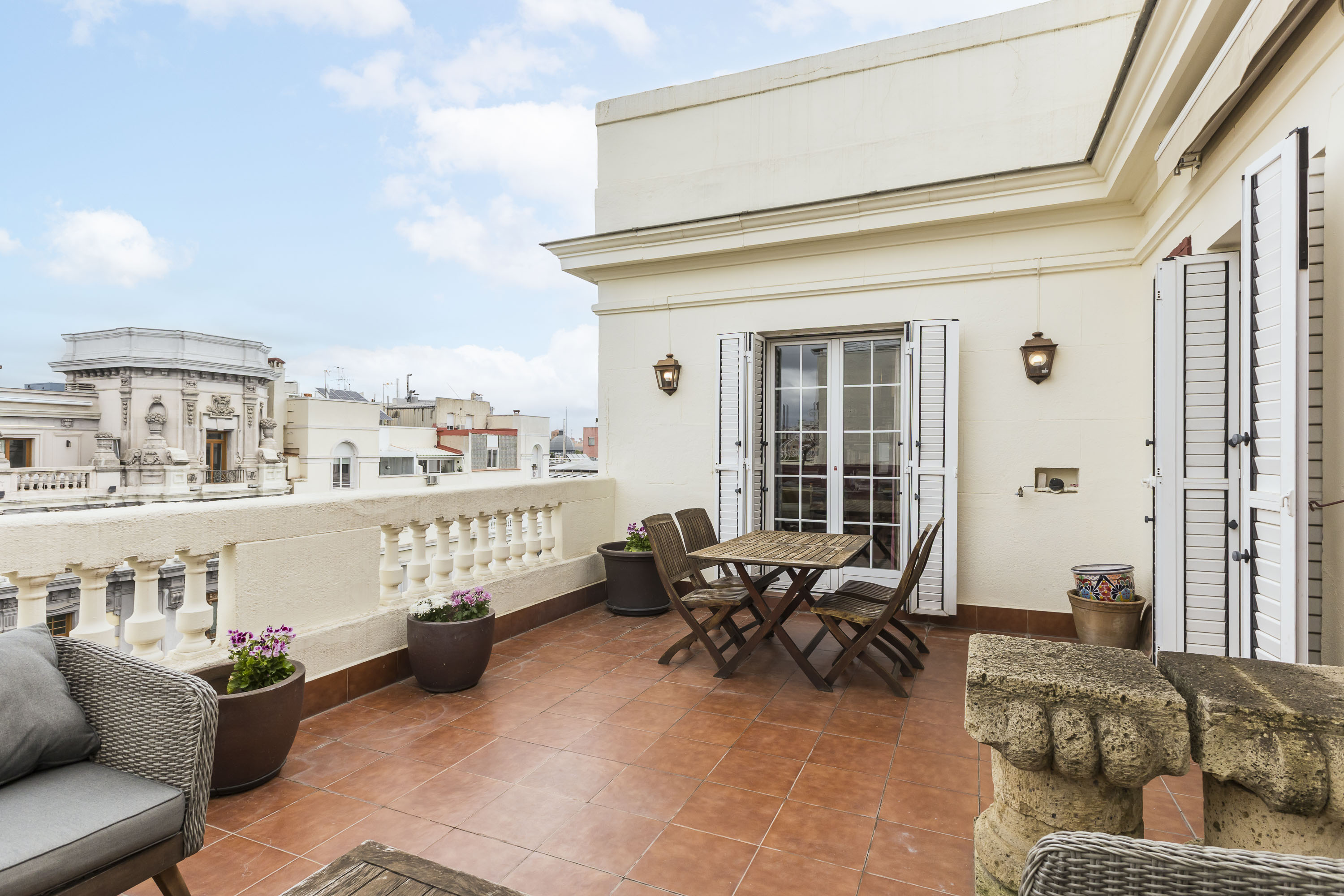 Elegancia y luz en Almagro: Ático clásico con terraza y vistas despejadas