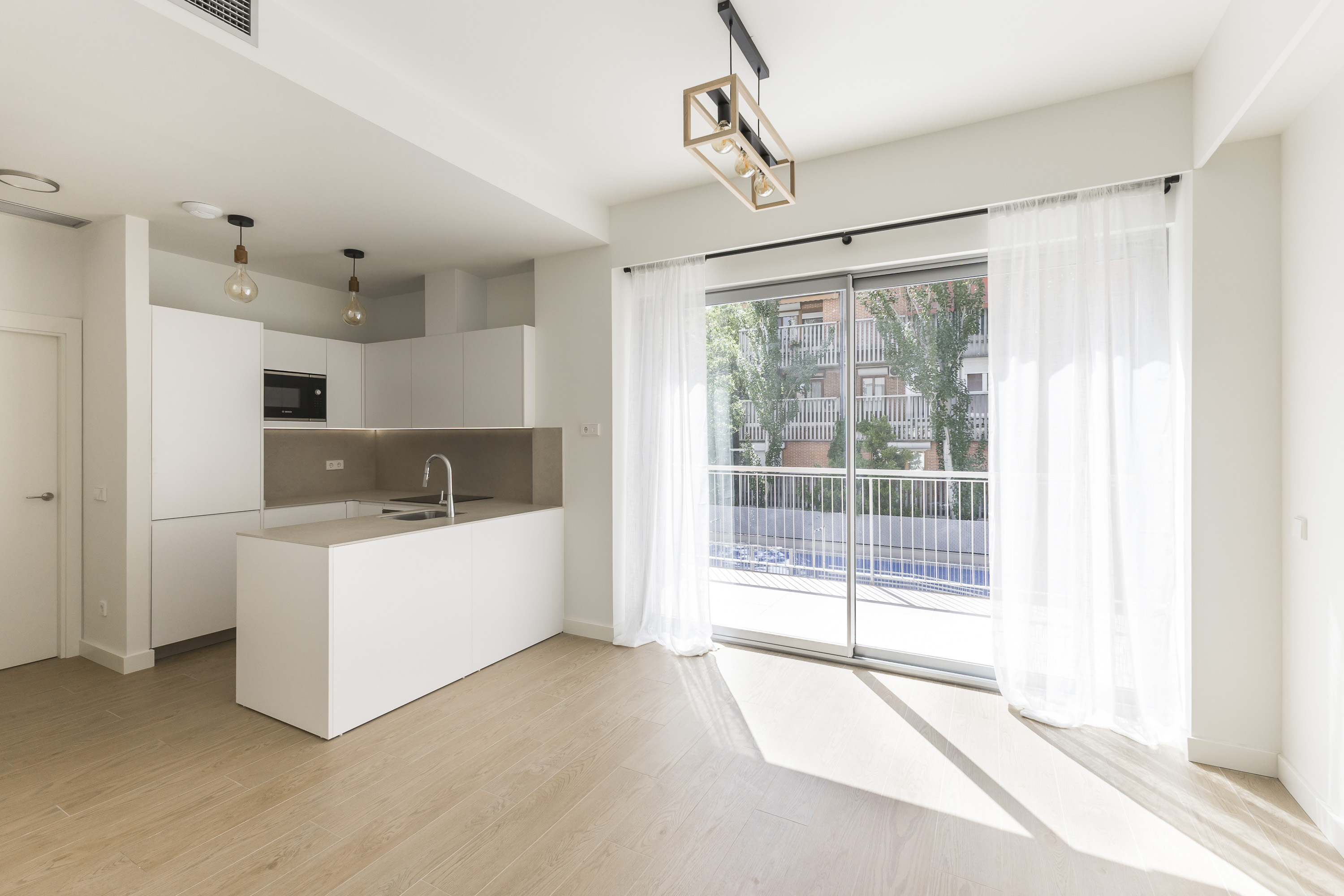 Bright brand-new apartment with large terrace, pool, gym, and garage