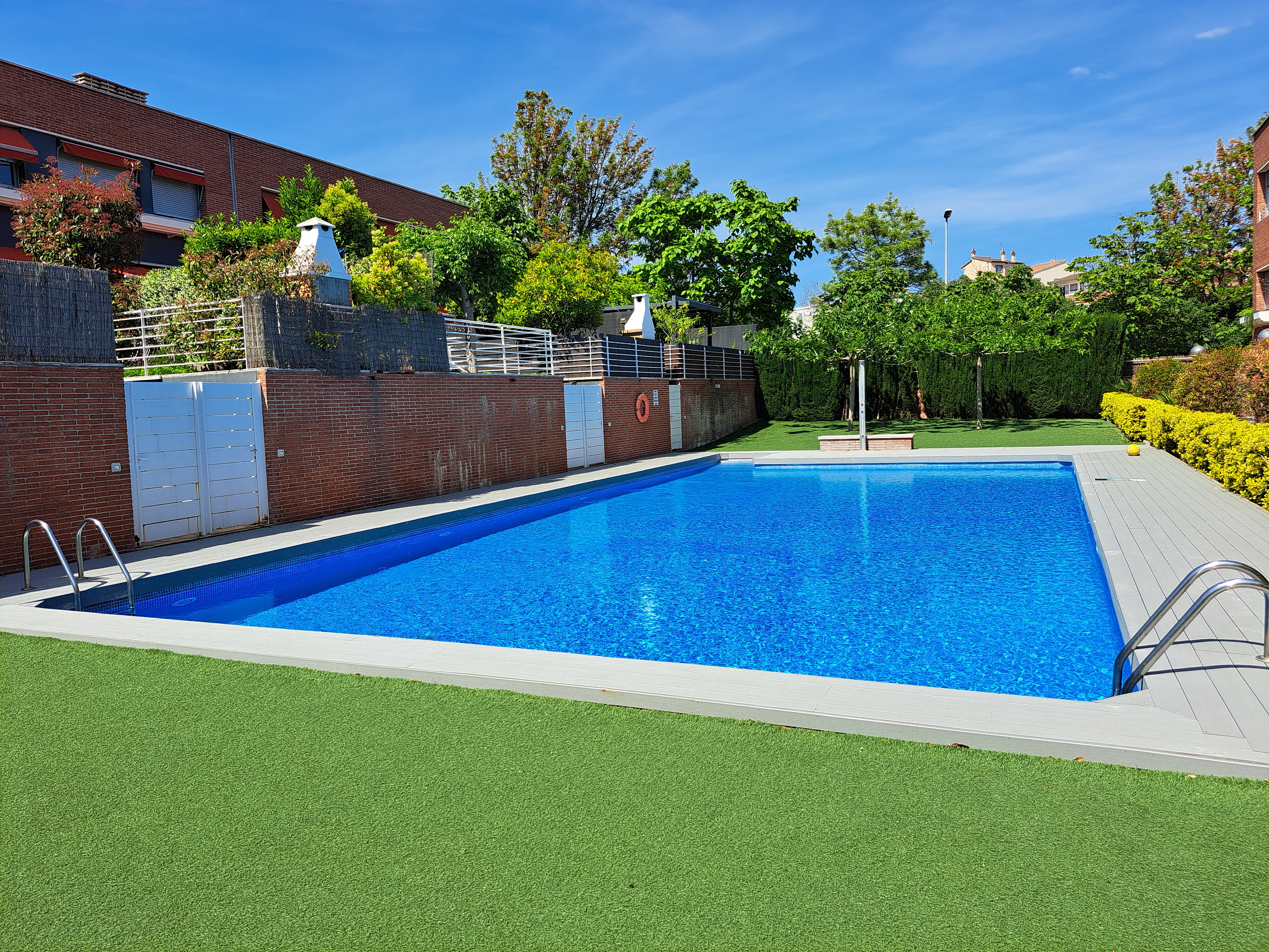 Casa en Calella con piscina cerca del núcleo urbano.