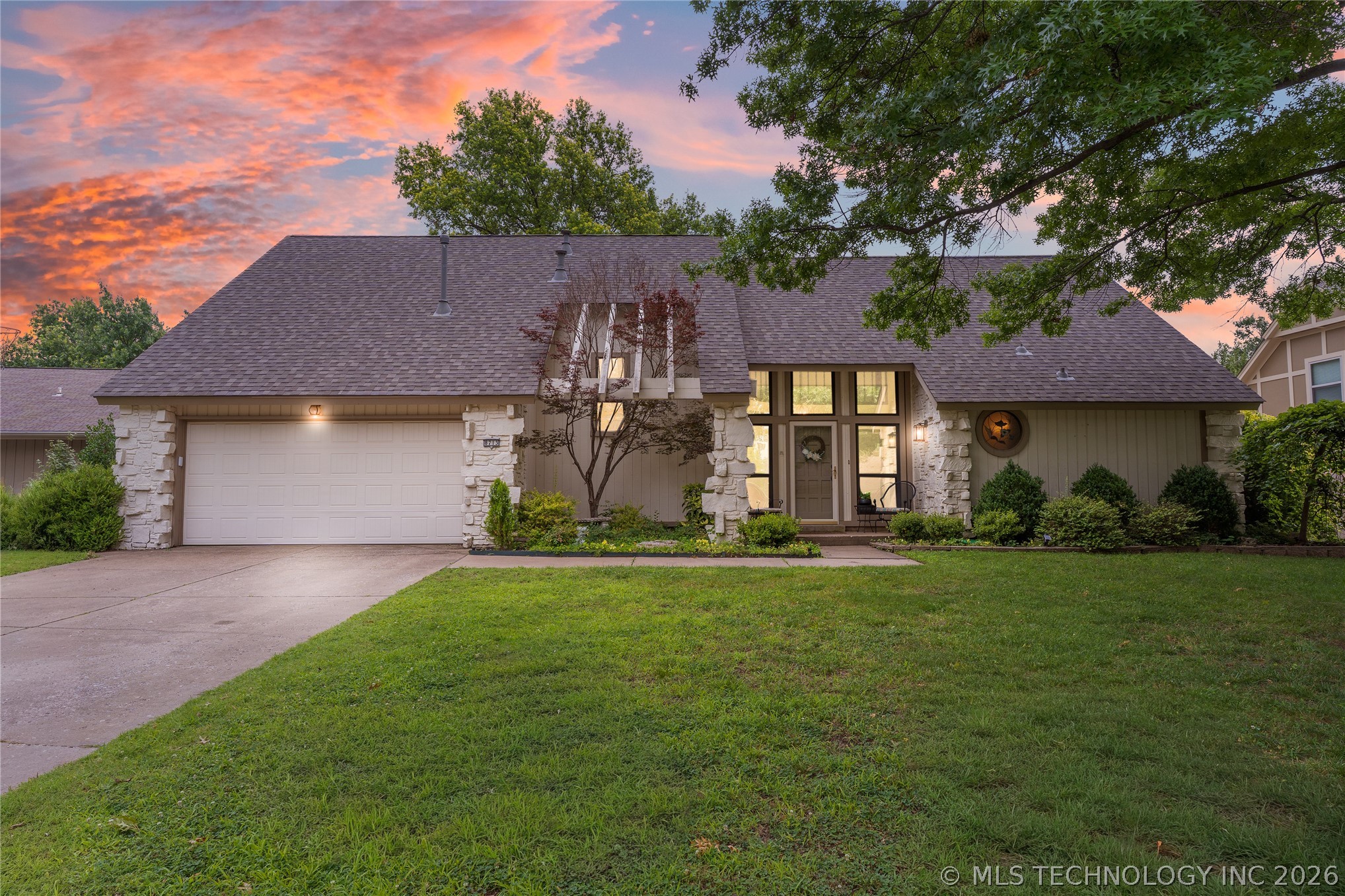 Beautiful Updates & Private Oasis w/Pool, Hot Tub & Pergola