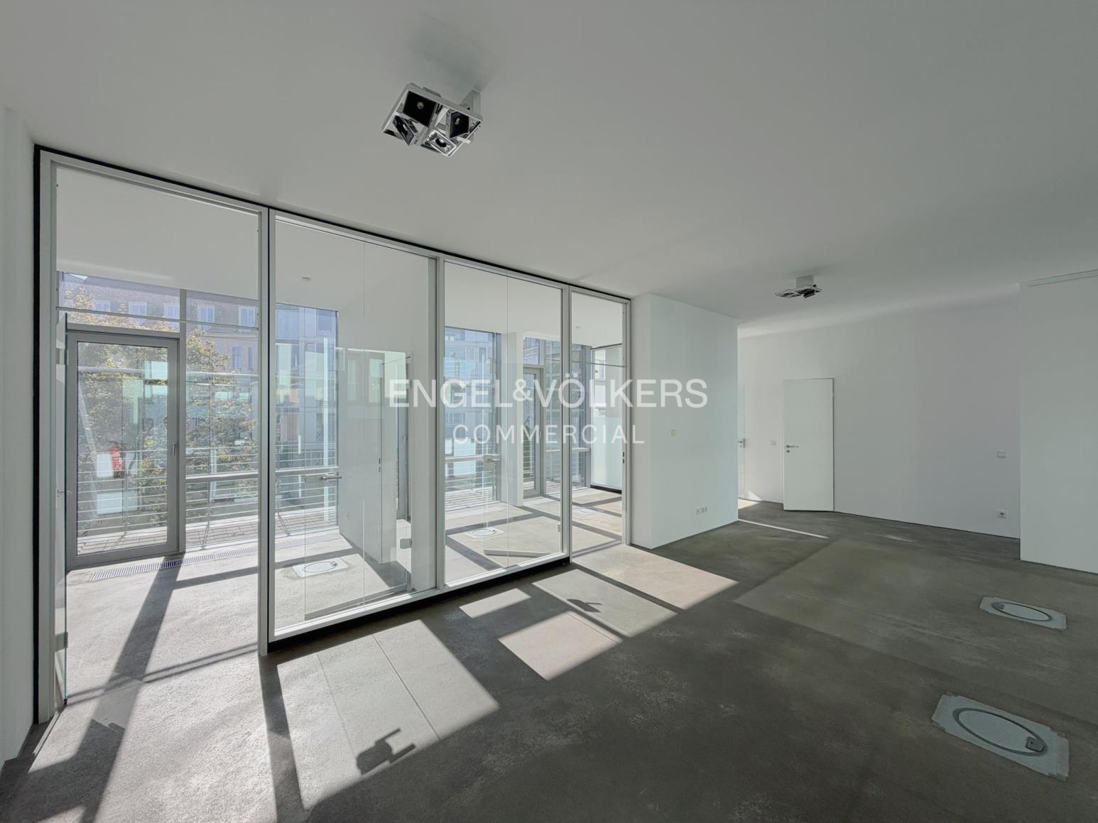 Lichtdurchflutete Design-Büro mit Balkon im Herzen der Berliner City