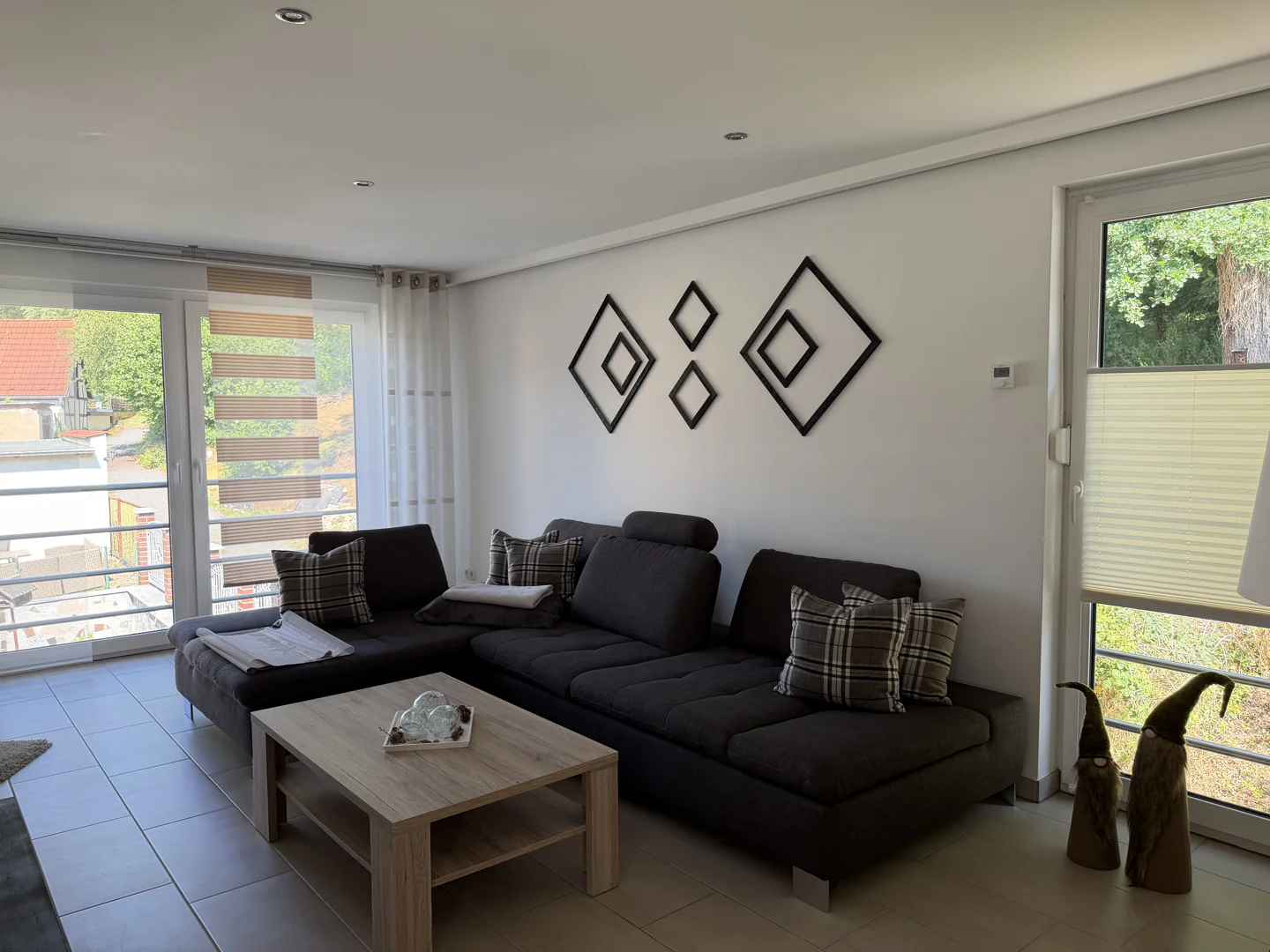 Exklusives Einfamilienhaus zur Miete, mit moderner Schwarz-Weiß-Optik, hochwertiger Ausstattung, Garten und optionalem Zusatzhaus - Photo 1