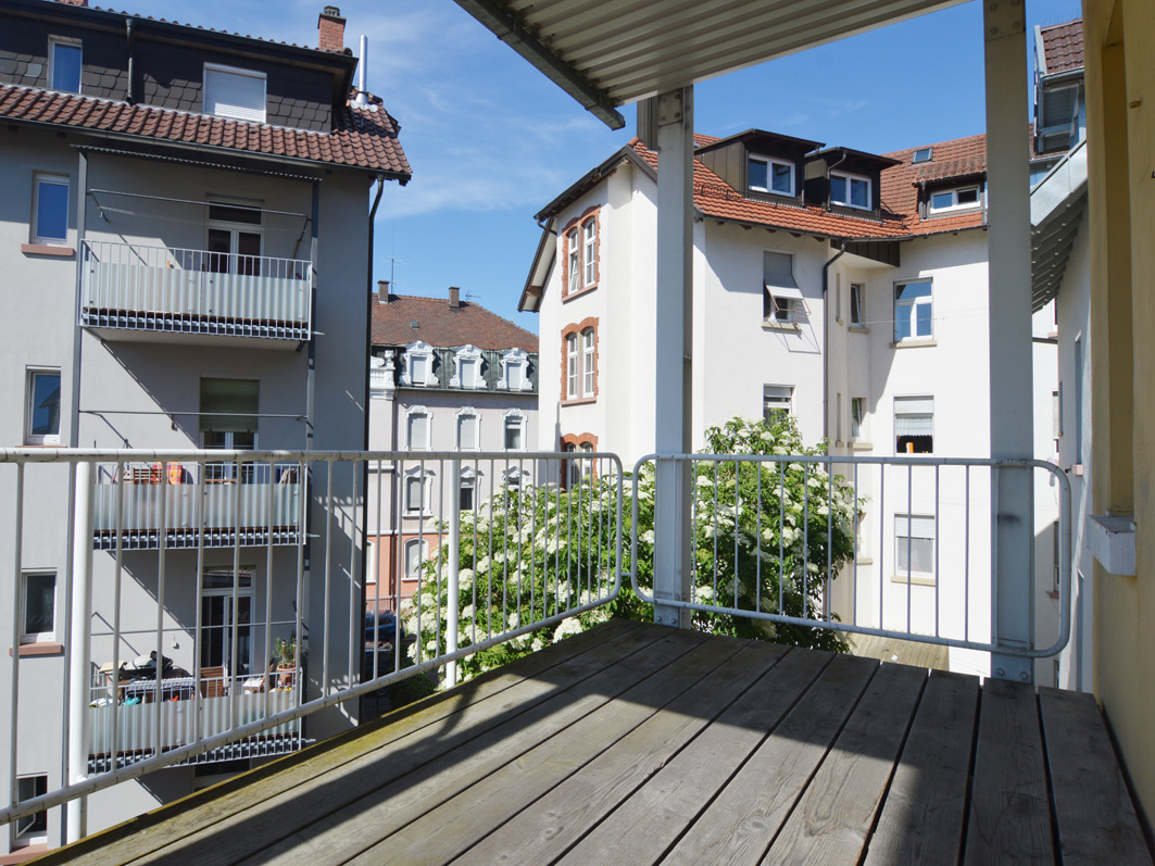 Charmante 4-Zimmer-Altbauwohnung mit zwei Balkonen in begehrter Lage