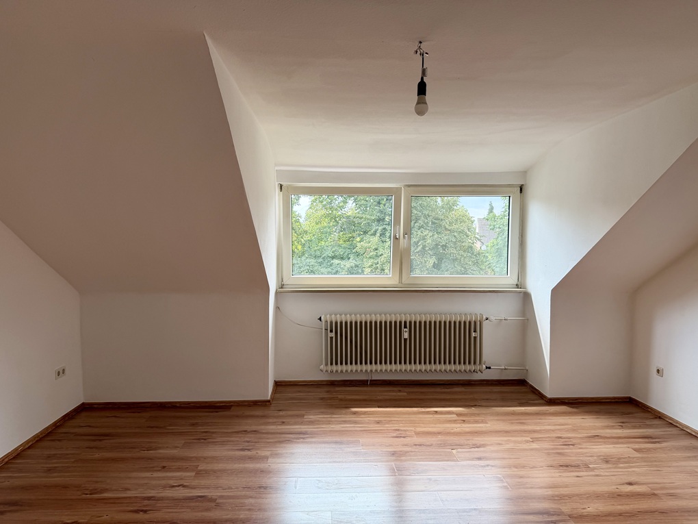 2-Zimmer Dachgeschosswohnung mit Garage in Ludwigshafen-Oppau