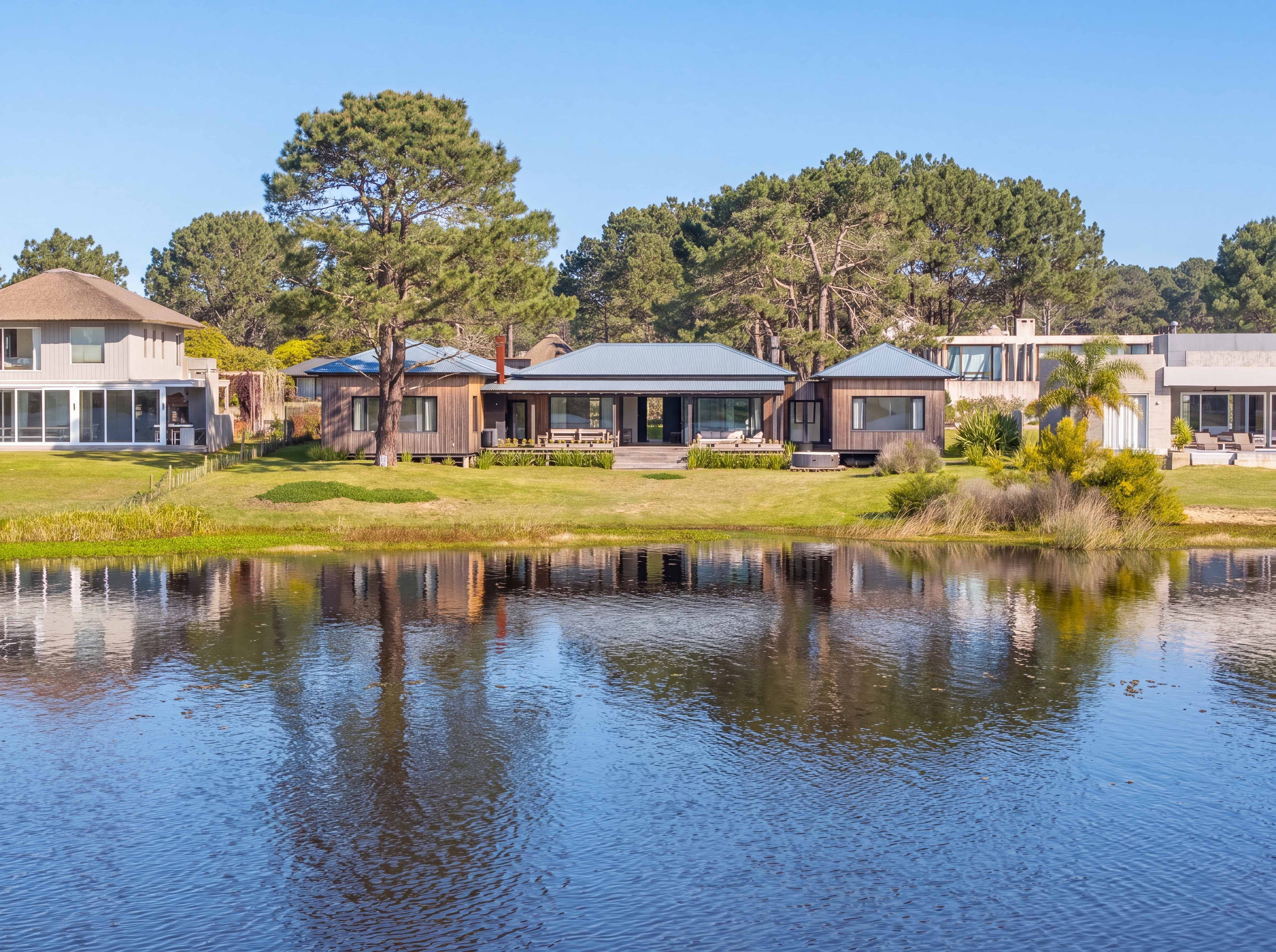 Casa frente a la laguna en barrio privado de José Ignacio