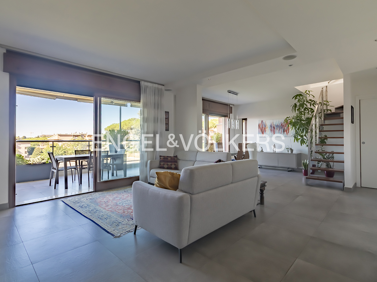 Prestigious Penthouse with Attic in the Aurelia-Ergife Area: Elegance, Comfort and Light