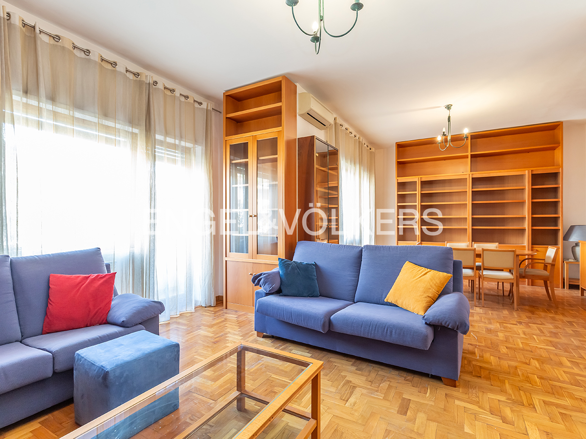 Elegant four-room apartment on Viale Beata Vergine del Carmelo
