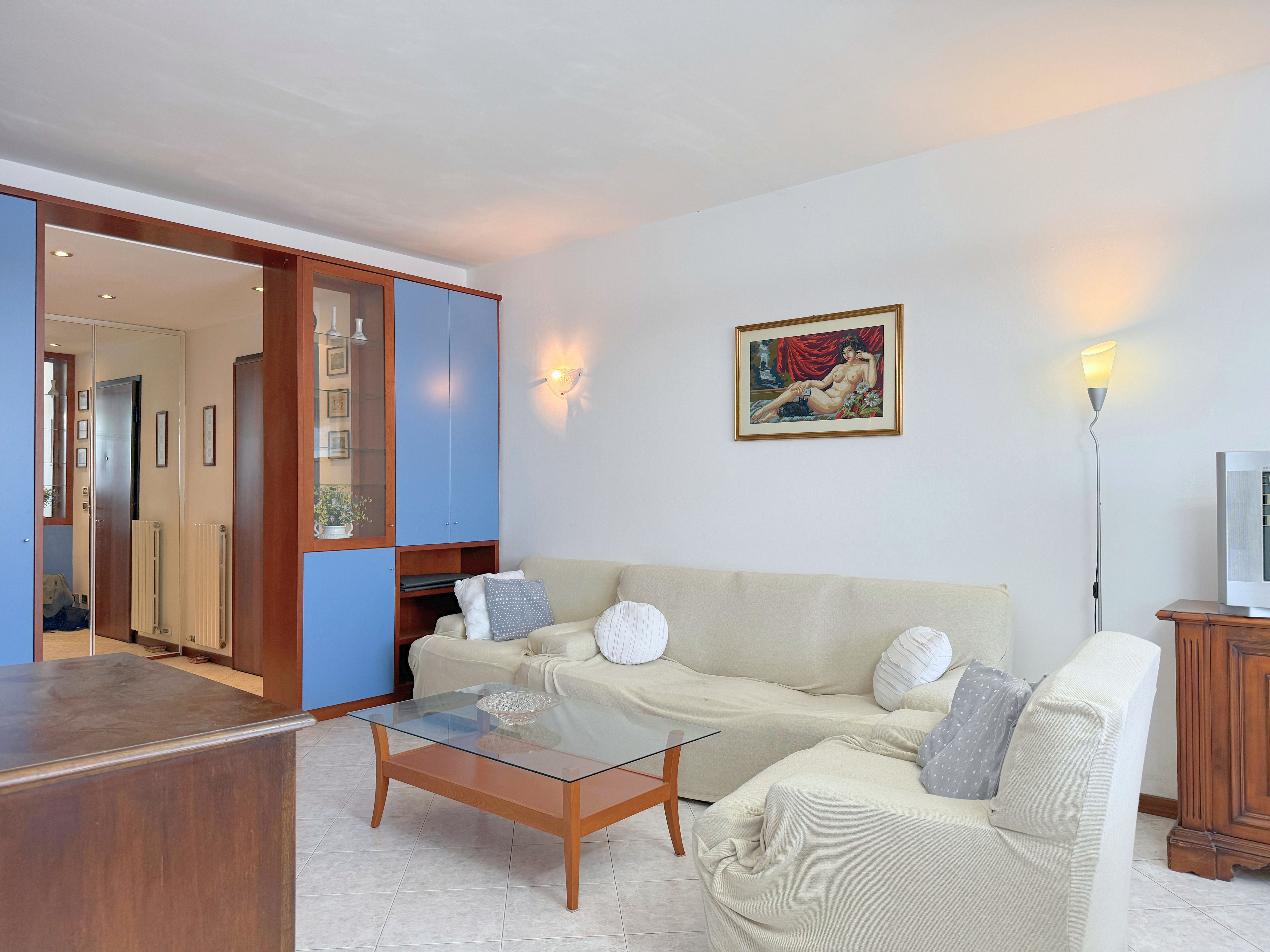 Spacious and bright three-bedroom flat in Via Pini