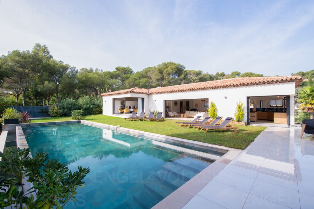 New contemporary villa, sea and vineyard views