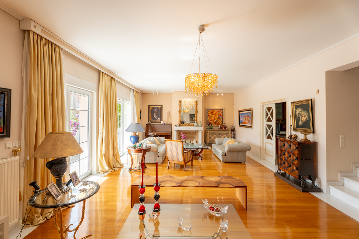 Elegant family residence with garden in Melissia